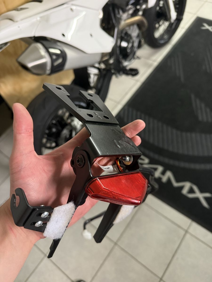 Tutti i ricambio per moto: Klappbarer Supermoto Kennzeichenhalter mit Rücklicht – Usato da Bonstetten venduto da bud_xl6r 1