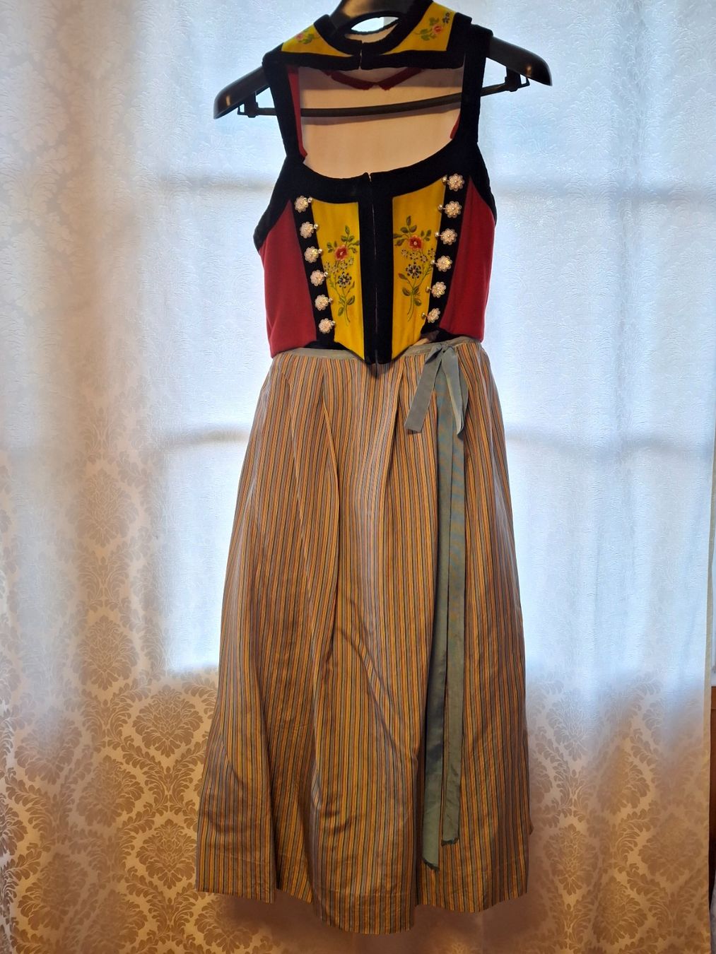 Costumes: Berner Tracht Freudenberger mit Silberschmuck – D'occasion à Frutigen par homeoutdoor 4