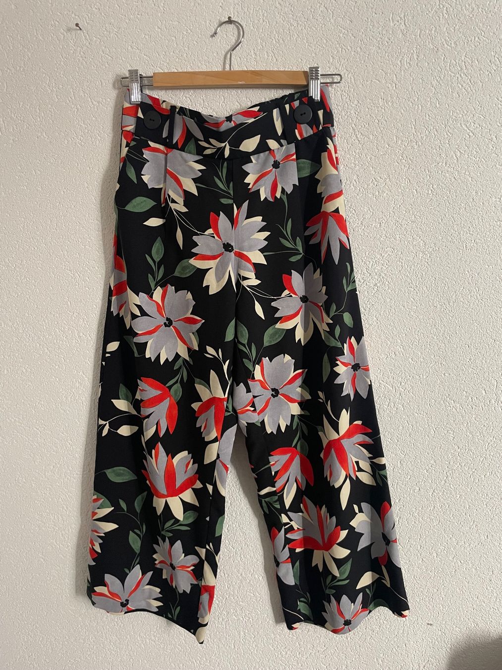 Zara Hosen: Pantalon Zara Motifs – Gebraucht aus Neuchâtel von Enoemis_