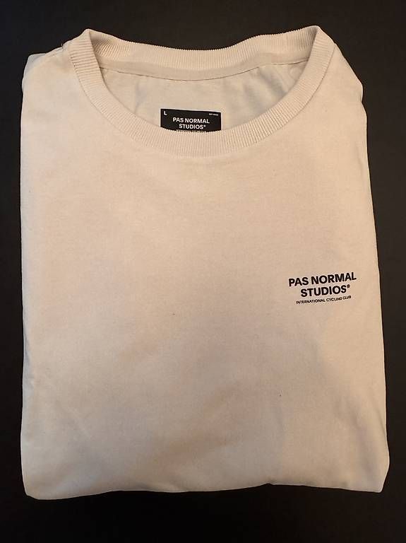 Pas Normal Studios T-shirt: Pas Normal Studios / Off-Race Shirt / Large – Usato da Amriswil venduto da Endrullo