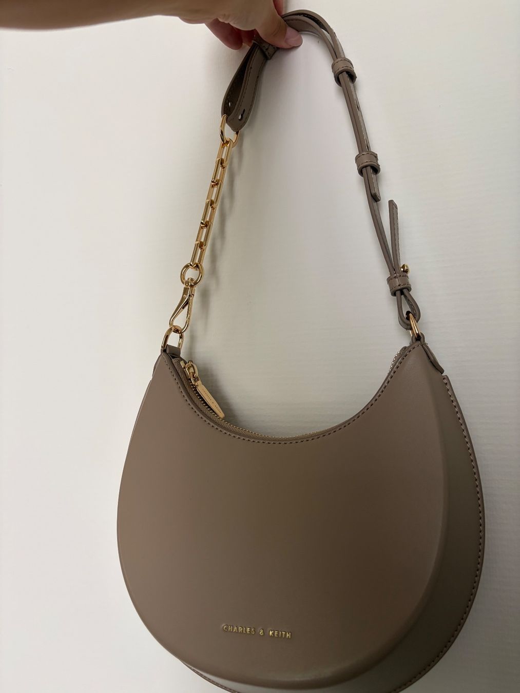 Taschen für Damen: Charles & Keith New Shoulder Bag – Neu und originalverpackt aus Zürich von mon_ht6w 1
