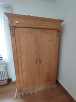 Gut erhaltener Holschrank