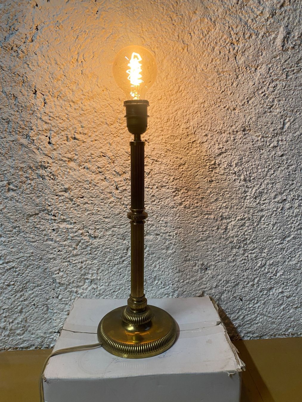 Lampade: Tischlampe Messing Säulen Design funktionsfähig – Usato da Zürich venduto da 888simon888