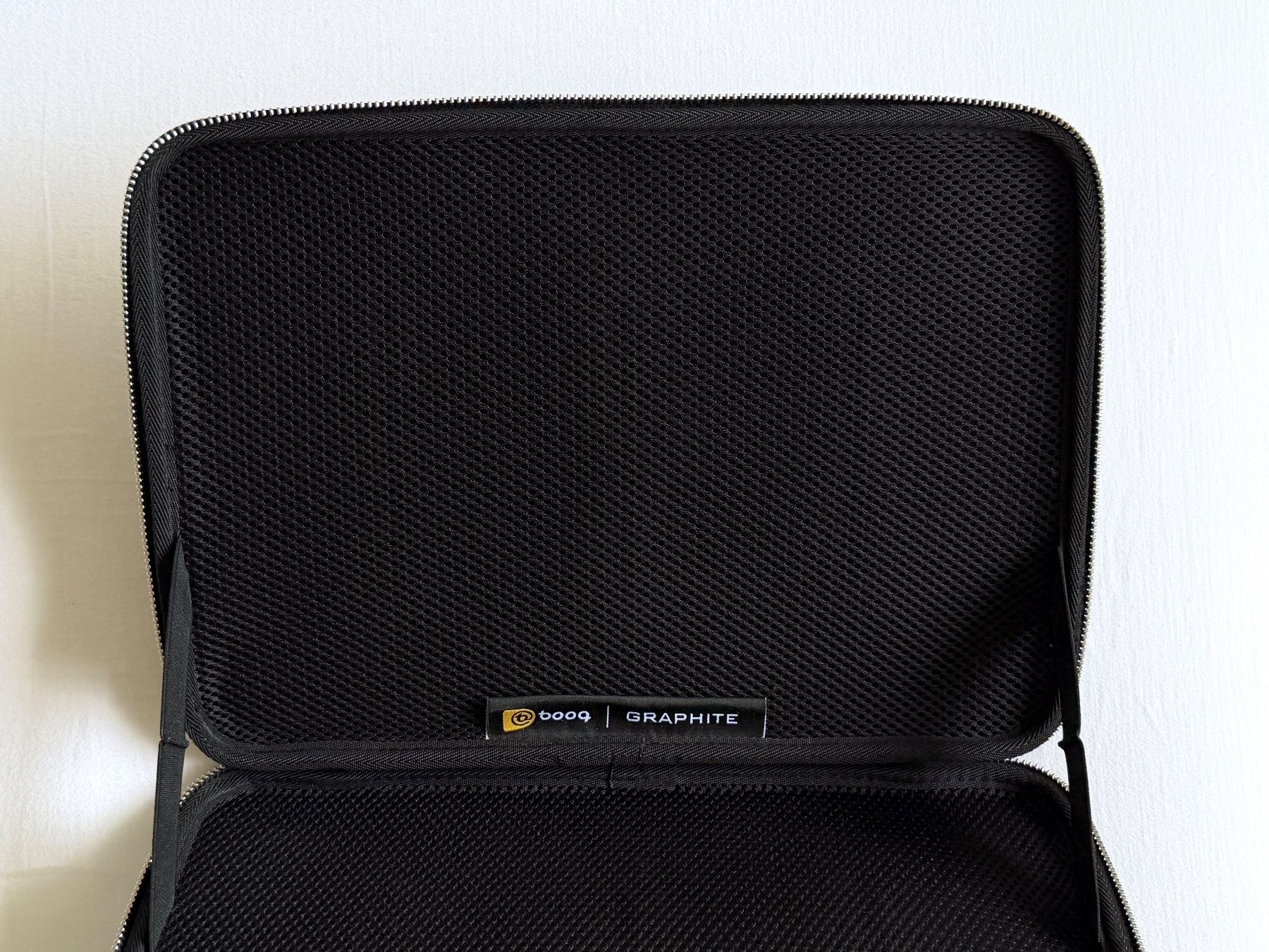 Covers & Taschen: Booq Graphite Laptop Hülle – Gebraucht aus Zürich von Triebfeder 1