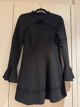 Kleid mit Spitze & Trompetenärmeln - Gr. 36 - Schwarz