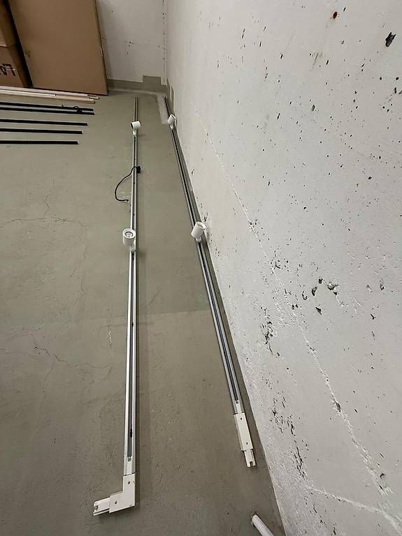 Lustres & lampes de plafonds: Schienensystem mit 10 Spots – D'occasion à Wallenwil par nathi_sommer 1
