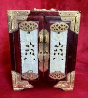 Antike chin. Schmuckschatulle aus Mahagoni, Messing und Jade