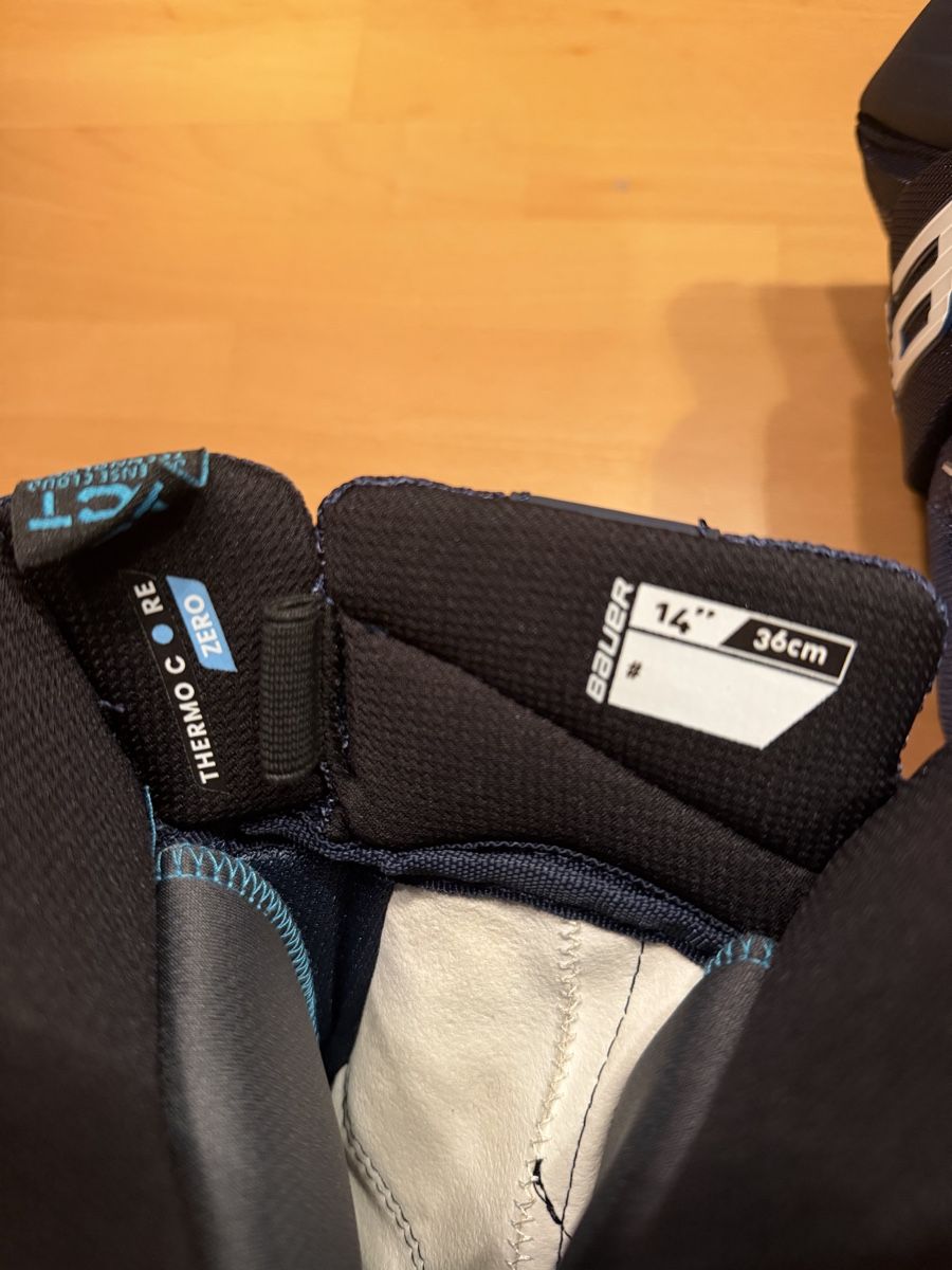 Bauer Guanti & manicotti: Bauer Vapor Flylite Navy Eishockeyhandschuhe – Nuovo (secondo la descrizione) da Berikon venduto da RoyM 2