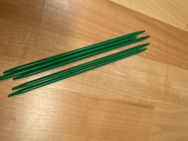 5 grüne Kunststoff-Stricknadeln Gr 4,5