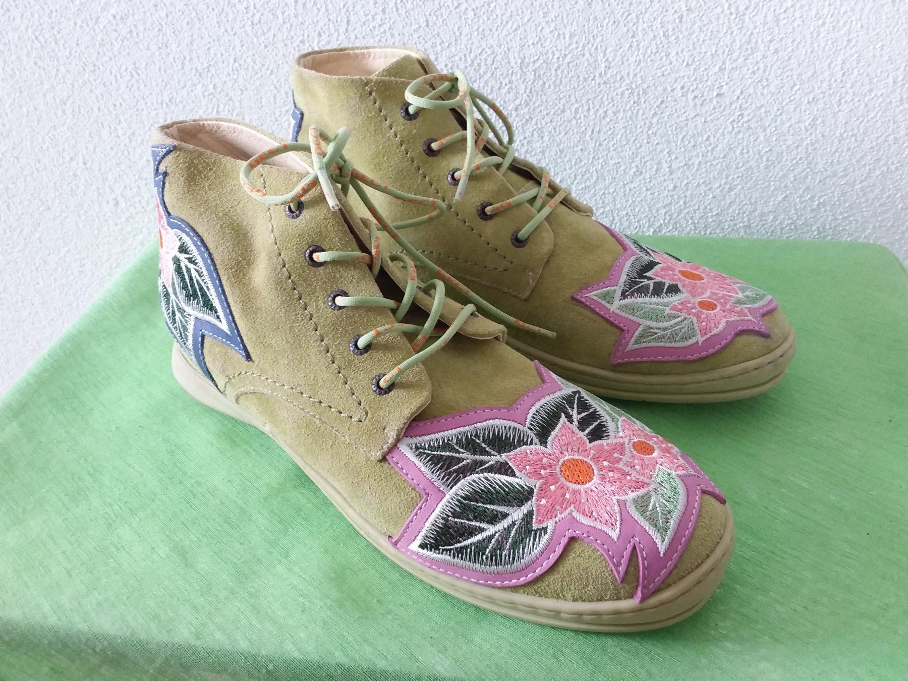 Scarpe da donna: EJECT Wildleder Sneaker "Blumen" Gr 40 – Usato da Uitikon Waldegg venduto da Risibisi7