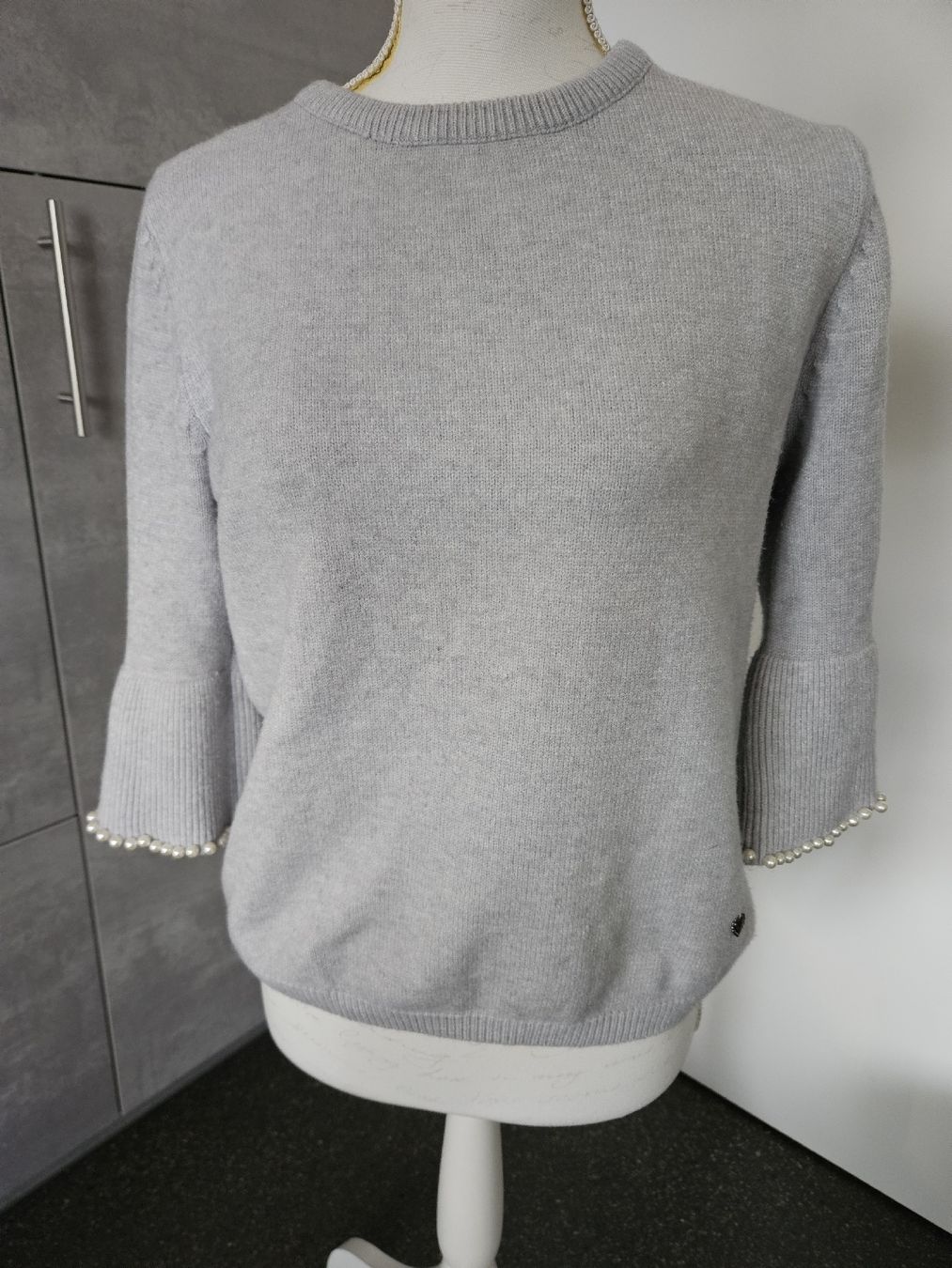 Pullover & Sweatshirts: Pullover grau mit Perlenbesatz an Ärmeln  – Neu (gemäss Beschreibung) aus Anwil von tamoos
