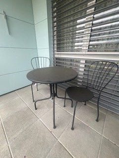 Tischset: Gartentisch mit 2 Stühle aus Metall – Gebraucht aus Muhen von Evasio