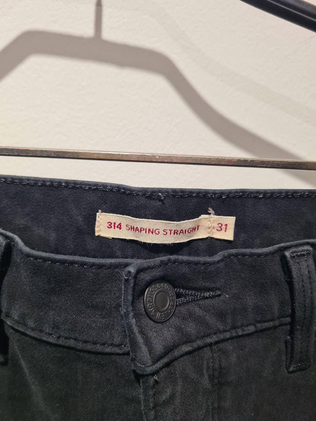 Levi's Jeans: Schwarze Levi's 314 Shaping Straight Jeans, Gr. 31 – Usato da Adligenswil venduto da FriedasWelt 1