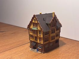 G0824: Wohngebäude mit Polizeiposten und Figur (Spur N)