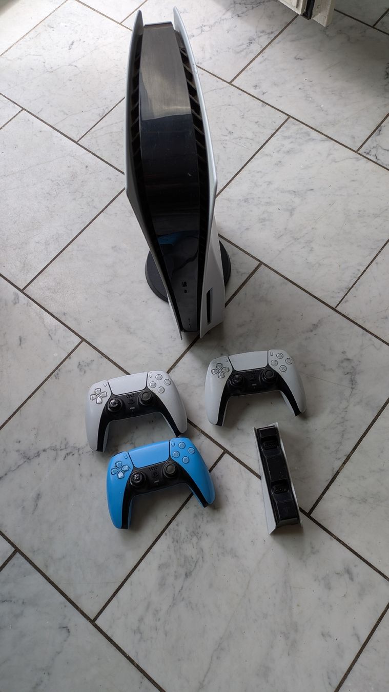 Sony Consoles: Playstation 5 disc 3 Controllern plus ladestation, Headset  – D'occasion à Böckten par svim 6