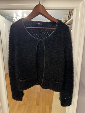 Schwarze Strickjacke mit Lederdetails und glitzernden Effekt