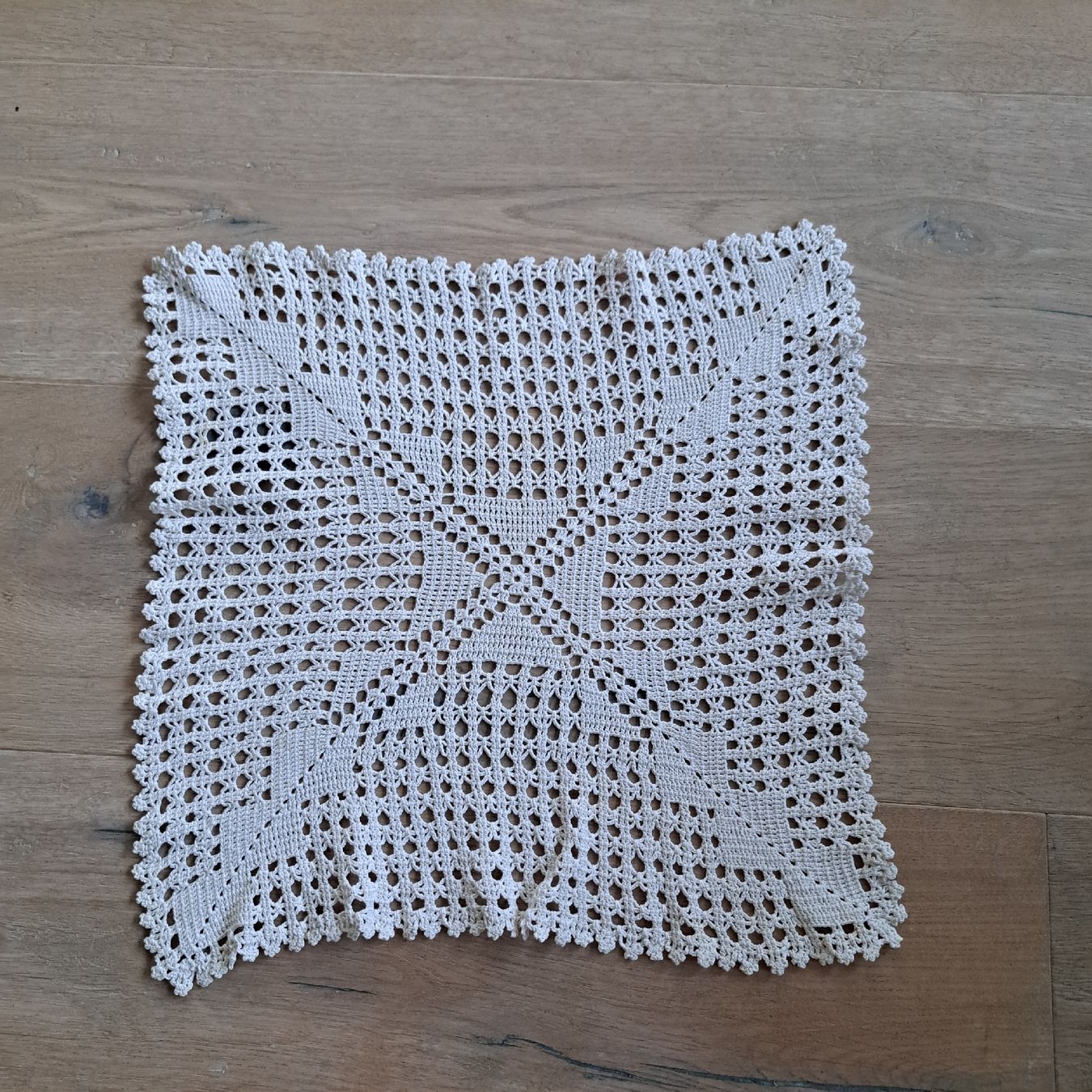 Altra biancheria da tavola: Handgestrickte Deckchen, weiss, ca. 35 x 35 cm, Vintage – Usato da Kriegstetten venduto da Jakasi