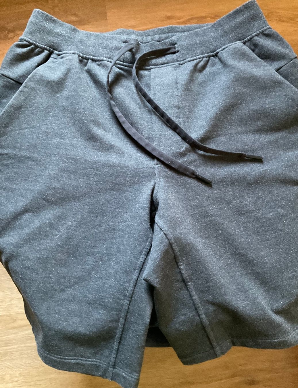 Lululemon Pantaloni: Lululemon City Sweat Shorts Hose – Usato da Wettingen venduto da Hbeluga 2