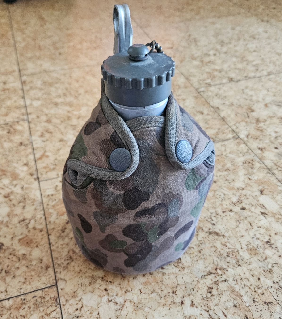 Ausrüstung & Ersatzteile: Original ÖBH Feldflasche M-57 mit K4 Flecktarn Hülle – Gebraucht aus Würenlingen von grizzlyne1 1