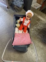 Puppenwagen mit Puppe