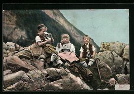 Kinder in Schweizertracht bei einer Rast
