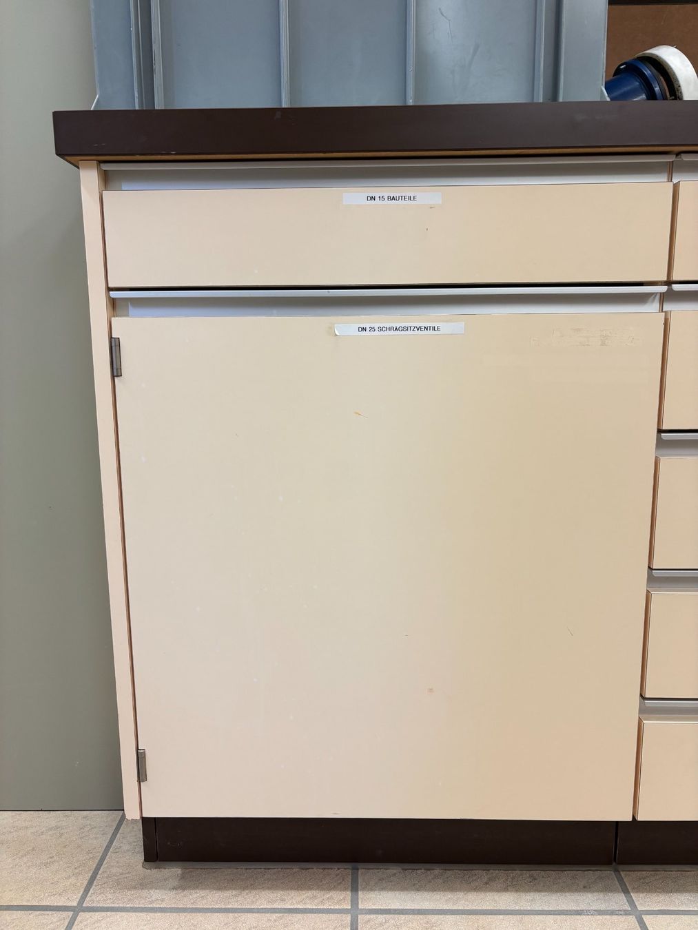 Schränke: Labormöbel/Werkstattmöbel/Ladenmöbel – Gebraucht aus Lauwil von Tanner13