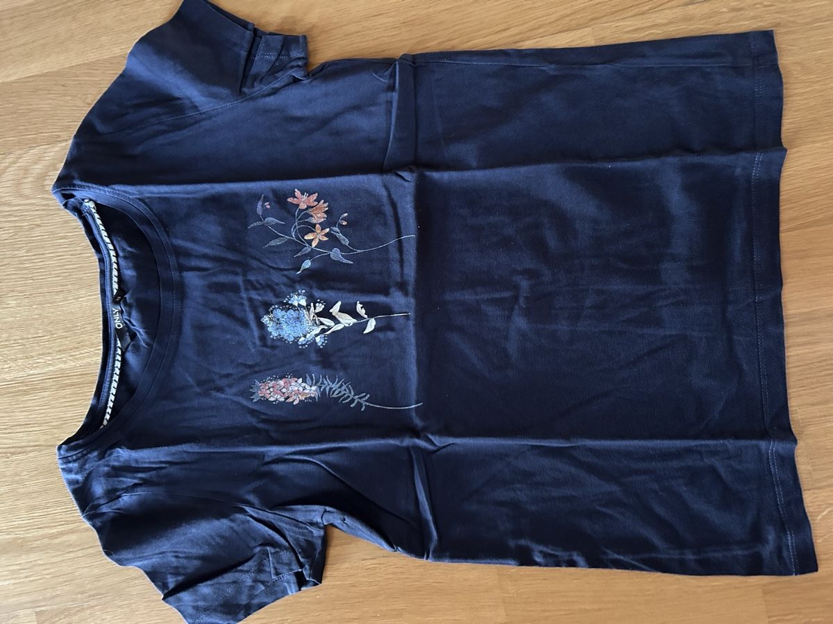 Only T-shirts: T-shirt XS – D'occasion à Daillens par guisepa