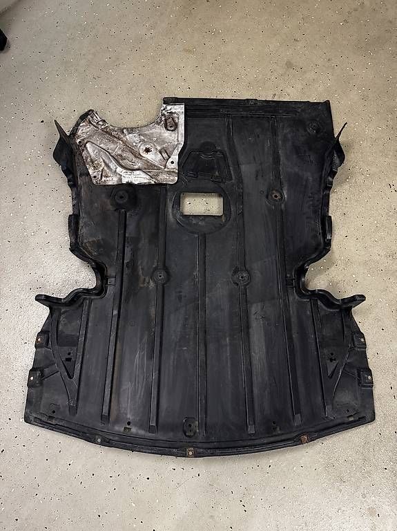 Tutti pezzi di ricambio auto: BMW E91 Unterboden Motorabdeckung  – Usato da widnau venduto da Girlen7