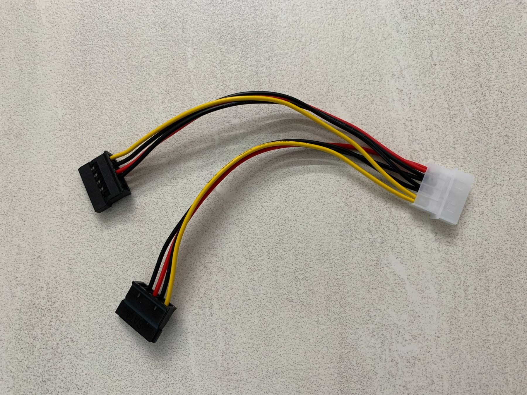Laufwerke & Adapter: Molex IDE 4 pin zu 2 x SATA 2 Serial HDD Power Adapter – Neu und originalverpackt aus Aarburg von 2..0 2
