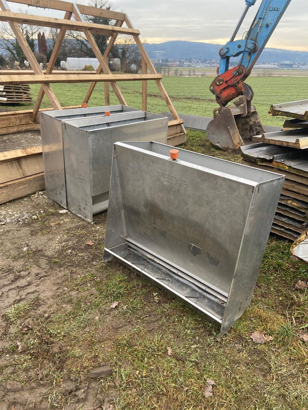 Mangimi: Futterautomat , Futtertrog – Usato da Wangen ZH venduto da Nhpower 2