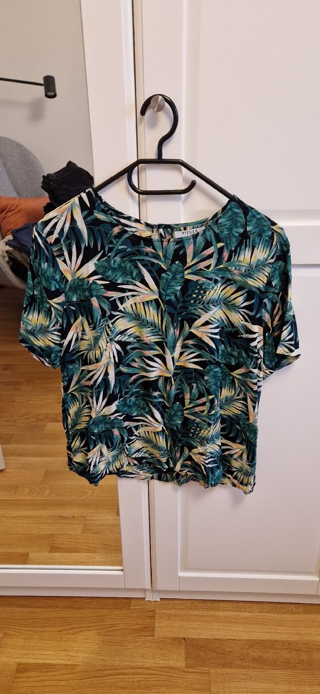 Pieces Blusen: Pieces Bluse grün Blätter L Viskose – Gebraucht aus Zürich von c.line89