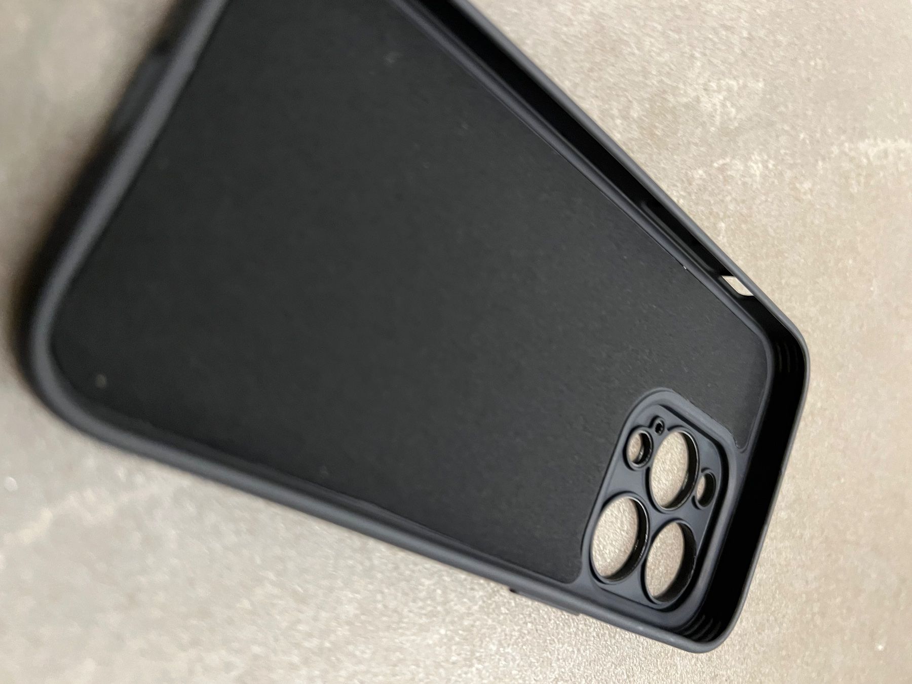 Apple Telefoni cellulari / Smartphones: Schwarze Silikonhülle IPhone 14Pro – Nuovo (secondo la descrizione) da Altendorf venduto da wqv_97 3