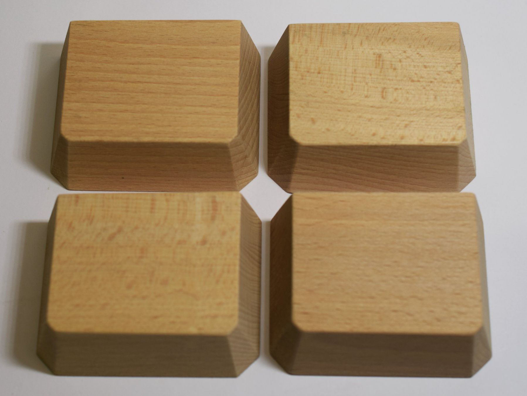 Holzartikel: 4 Holzsockel – Neu (gemäss Beschreibung) aus Grabs von Fadenquarz