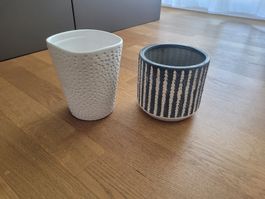 Zwei Blumenübertöpfe Keramik weiss und gestreift gebraucht