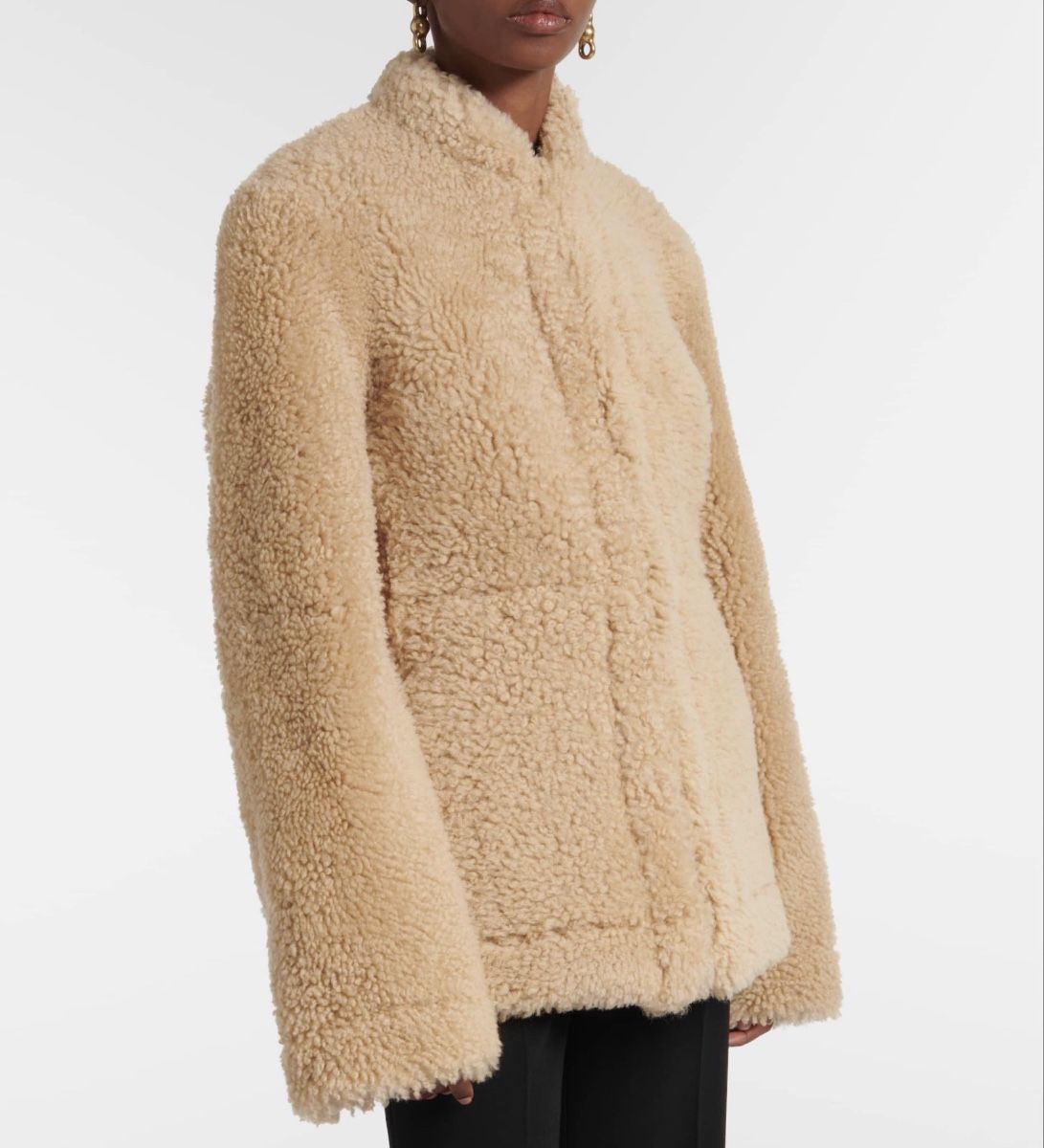 Totême Cappotti: Toteme lamb fur jacket  – Nuovo e nell'imballaggio originale da Paradiso venduto da viorea