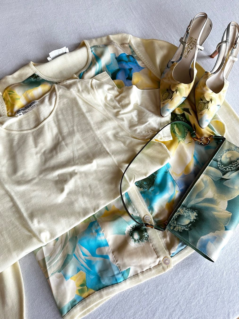 Kleiderpakete: Salvatore Ferragamo Floral Set – Gebraucht aus Baden von GregK02