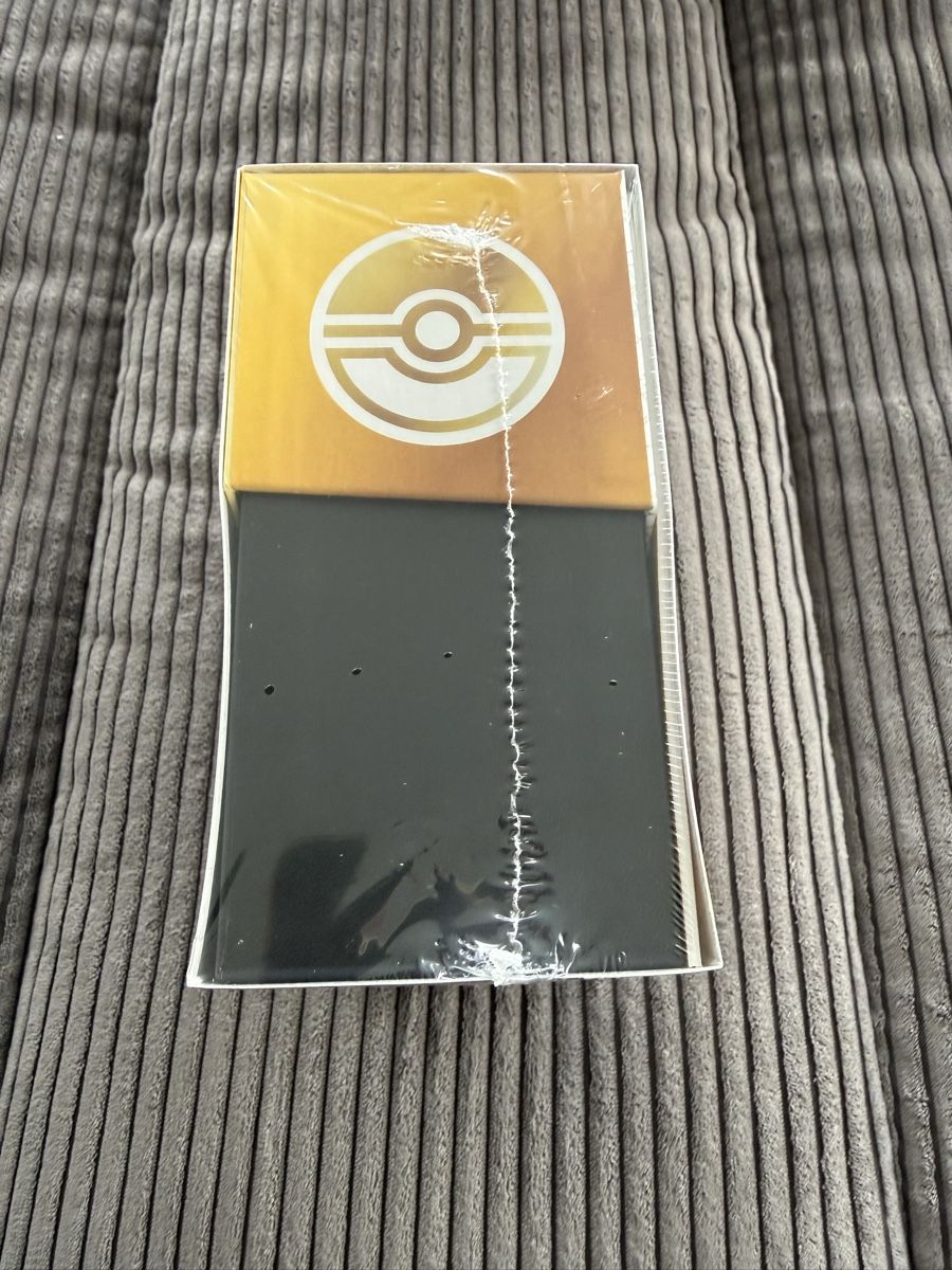 Giochi: Pokemon 30th Celebration ETB Englisch – Nuovo e nell'imballaggio originale da Ennetbaden venduto da MrHato 2