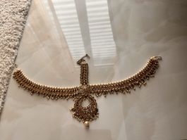 Golden Pearl Mang Tika - Elegant Bridal Accessory!