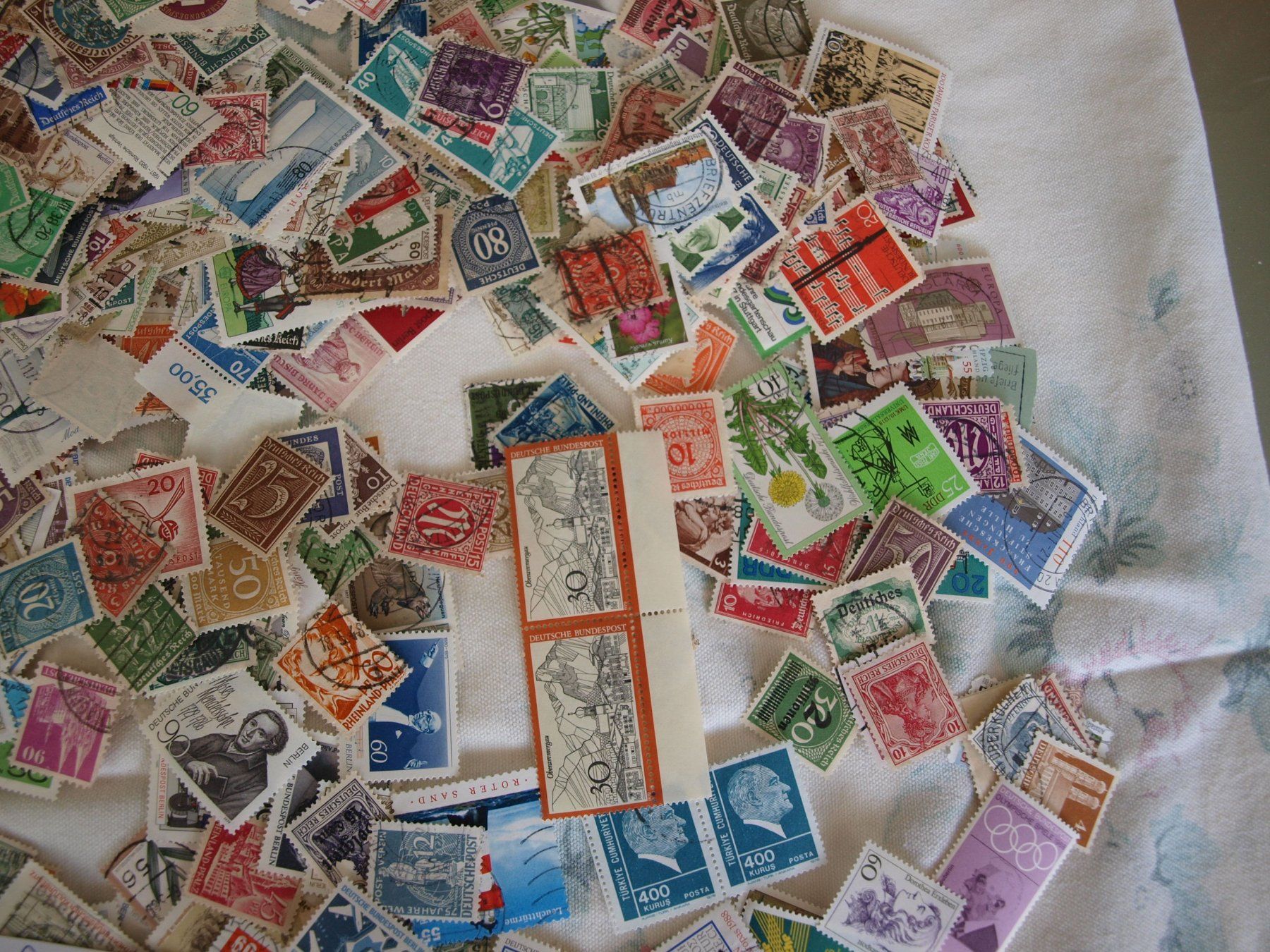Tutti i francobolli: Deutschland Marken 100 g ca 1200 St.  Postfrisch + – Usato da Aarau venduto da Marcele0 2