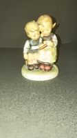 Hummel Figur Junge und Maedchen Porzellan guter Zustand