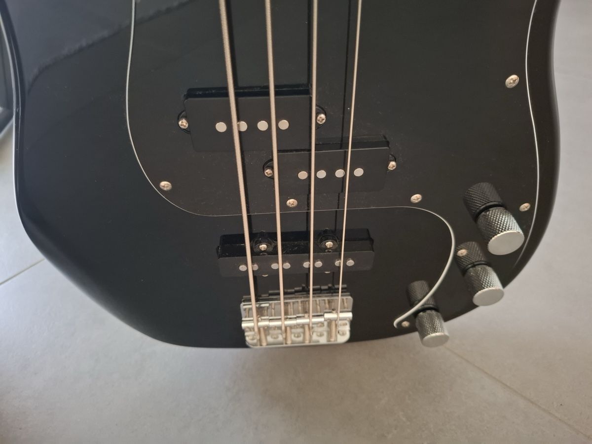 Squier Strumenti musicali: Squier Affinity PJ Bass Schwarz – Nuovo (secondo la descrizione) da Thun venduto da sof_by7w 5