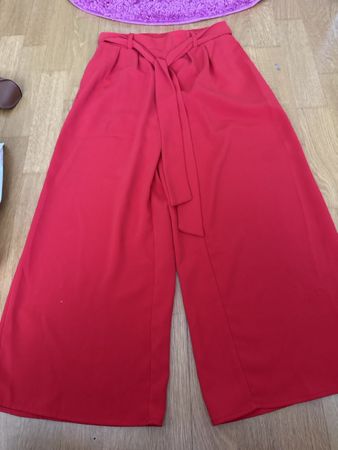 Rote Sommerhose, Gr. M, neuwertig, stylisch und bequem!
