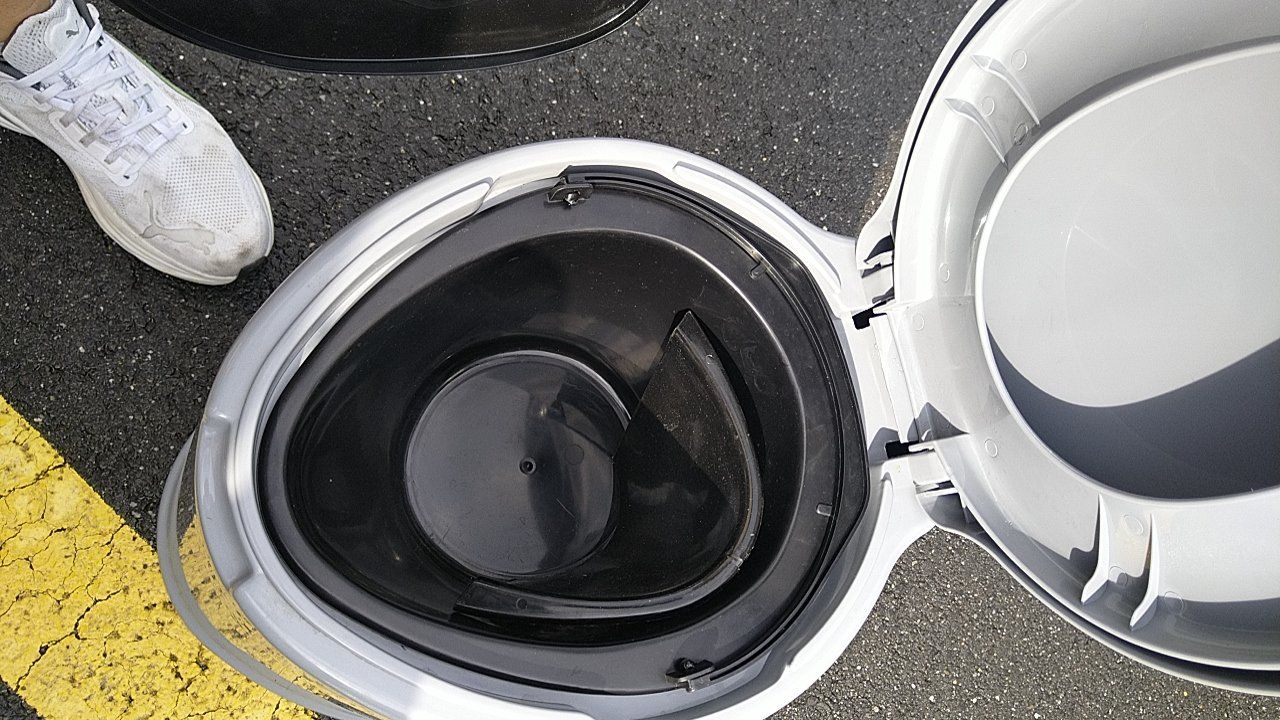 WC: WC portable gris avec couvercle – Gebraucht aus Fully von guiton 2