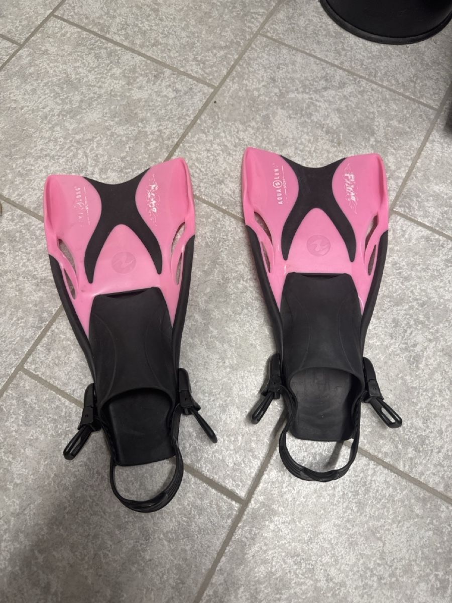 Flossen, Masken & Schnorchel: Aqualung Flossen Pink Grösse S  – Gebraucht aus Oberweningen von Jogi2
