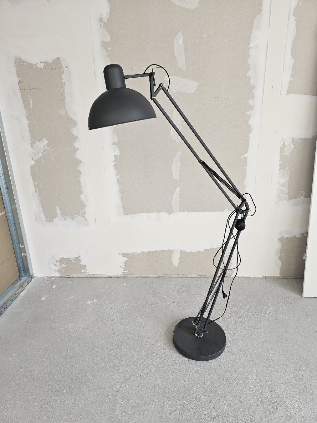 Lampade: Industrial Style Stehlampe in Grau – Usato da Zürich venduto da TrueTrade