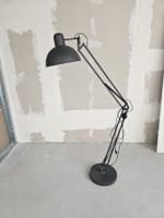 Industrial Style Stehlampe in Grau