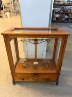 Antike Apothekerwaage in einer Holz- Glas-Vitrine
