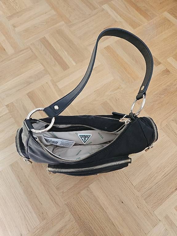 Borse da donna: Stylische schwarze GUESS Schultertasche – Usato da bern venduto da Alex_Geisser 2