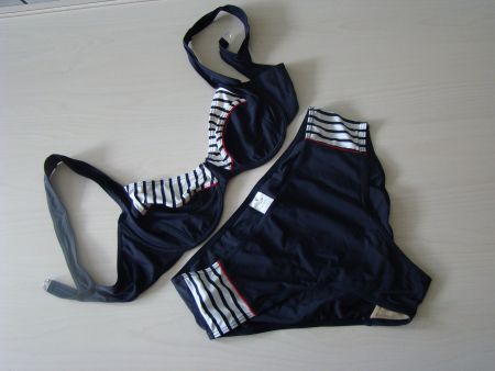 Sunmarin Bikini Gr. 44, Cup B Dunkelblau/Weiss/Rot gestreift