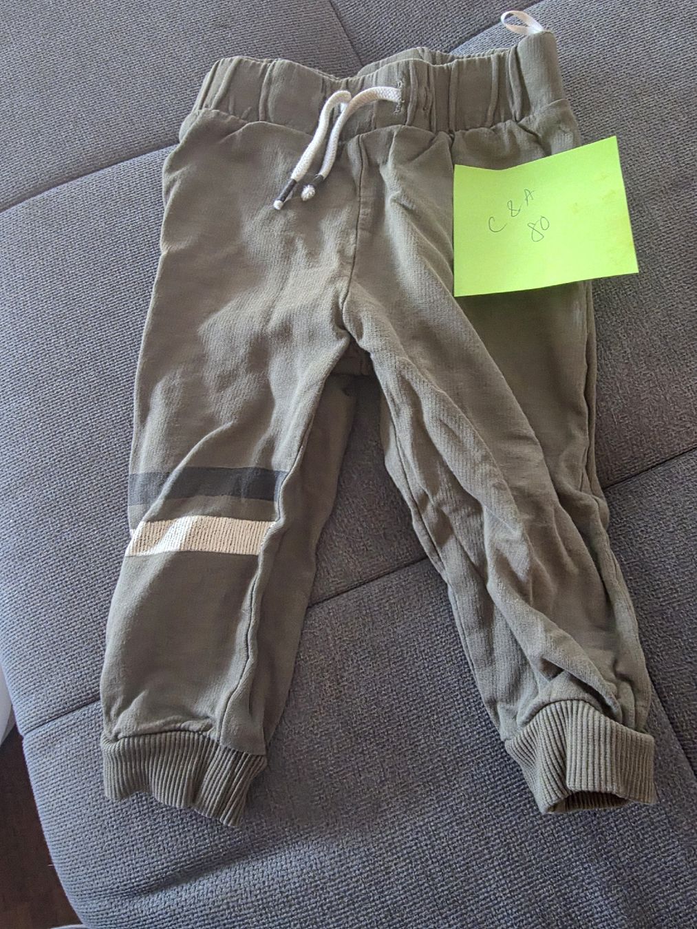 C&A Pantaloni: C&A Baby Hose,Khaki, Gr.80 – Usato da Brüttisellen venduto da Miralaurea